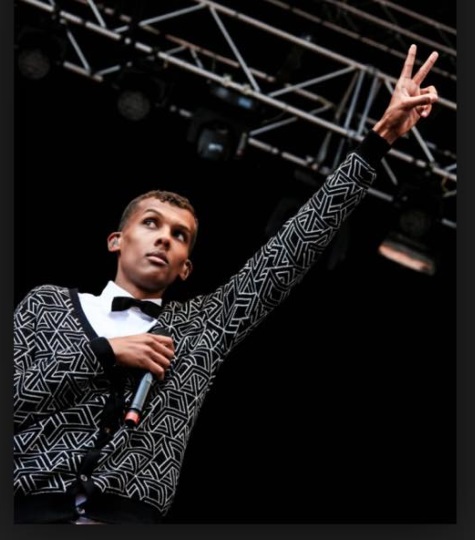 stromae signe v de victoire du site officiel des journalistes