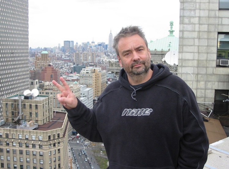 Luc Besson signe v de victoire du site officiel des journalistes