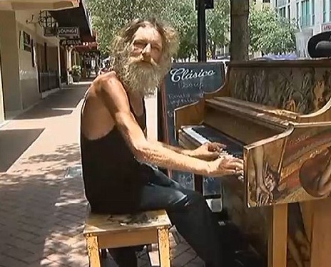 Buzz 2015 insolite pianiste ryan sans abri incroyable talent musique triste floride reseaux sociaux facebook