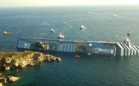 Le paquebot de croisière Costa Concordia s'échoue au large de la ...