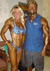 femme homme fort musclé plus monde couple bizarre .jpg