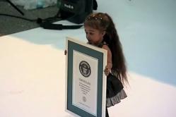 new-worlds-shortest-woman-jyoti-amge-la-femme-la-plus-petite-du-monde-en-2012.jpg