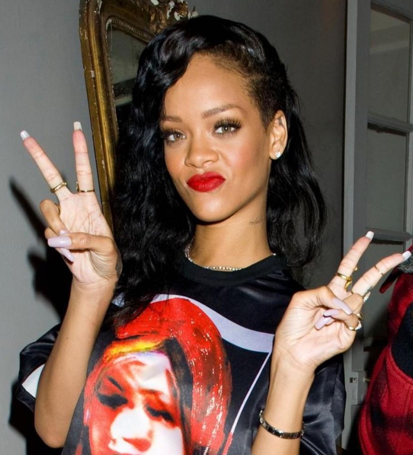 V victoire site officiel des journalistes rihanna logo phenome photo