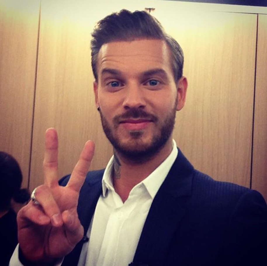 M.Pokora site officiel des journalistes signe v victoire casting logo chanteur